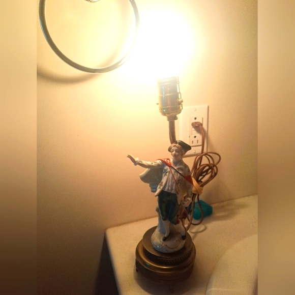 Vintage Leviton French Colonial Porcelain Lamp - Picture 5 of 5